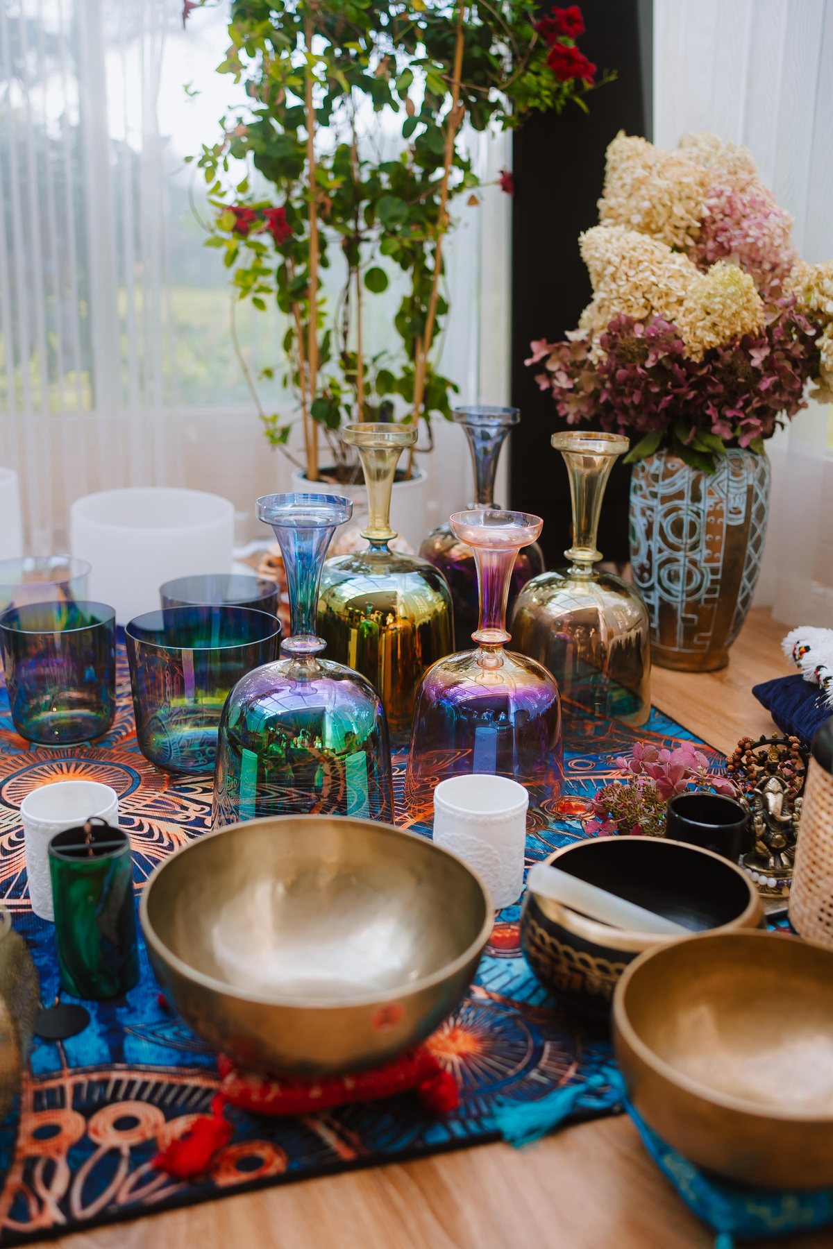 Kristāla un Tibetas dziedošie trauki uz mandalas auduma